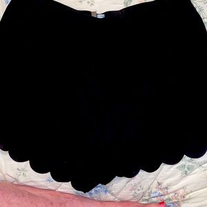 Lauren Conrad tap pants pockets , scalloped hem and is lined inside size L